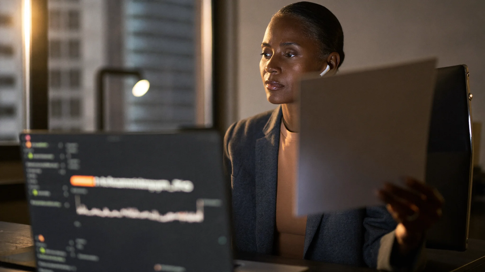 Executive at a Mac using a screen-aware assistant for a quick lookup between meetings